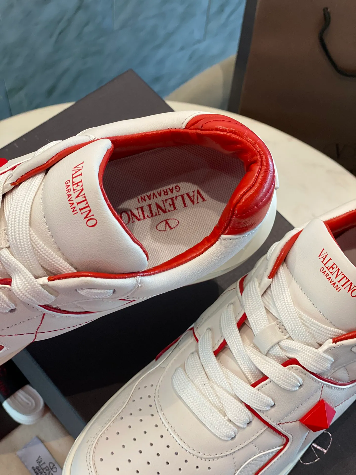 👟👟Ex-factory price 780👟👟 Valentino ONE STUD calfskin lace-up sneakers. Soft suede low-top sneakers, classic and versatile, couple's sneakers, special goods, worth buying! A pair of simple shoes with unique details will save you from the difficulty of dressing. OneStud sneakers, with quilted plaid and oversized rivets, create an eye-catching punk style and get rid of the heavy feeling of this season's clothing. U👟👟Ex-factory price raise calfskin derby shoes, with exquisite leather construction and simple silhouette, smooth lines set the tone of coolness, they are a versatile item in the wardrobe. There are more Valentino boutique shoes waiting for you to unlock! It’s time to get the shoes you’ve been coveting for a long time! Officially on sale 7,+++ - Seven straps, decorated with metallic rubber effect. Decoration on the back and tongue. Size 35-44.